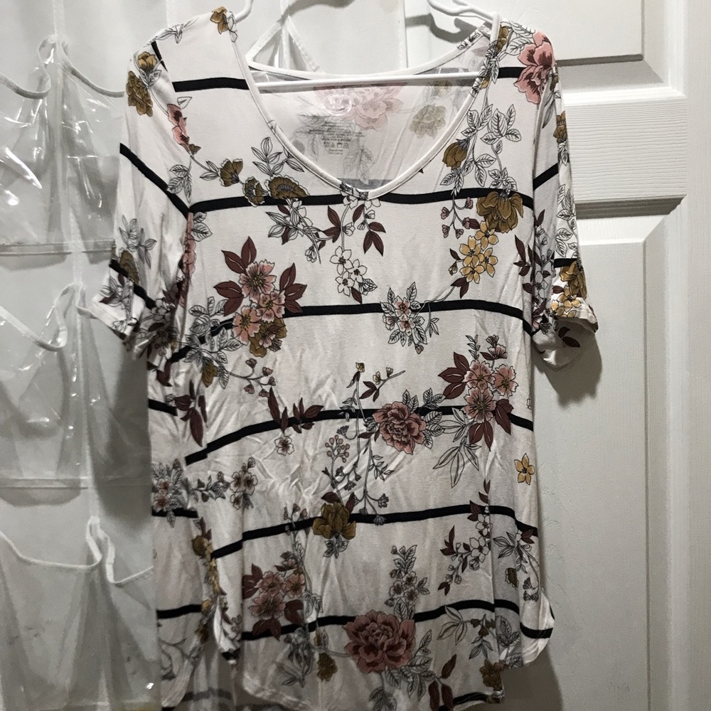 MAURICE’S WOMEN’S WHITE SHIRT WITH FLORAL DESIGNS